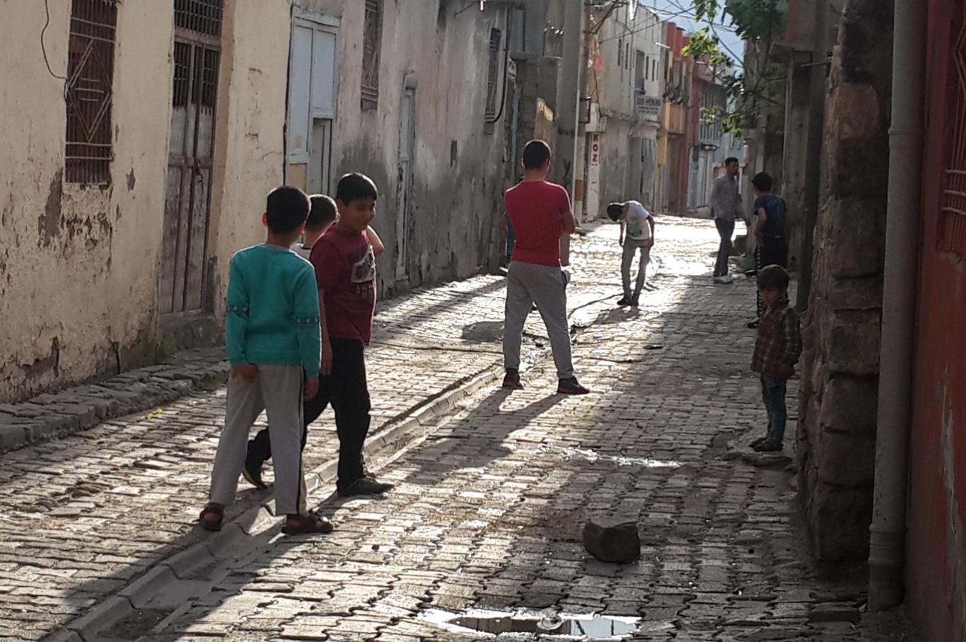 Silopi’de çocuklar sokak aralarında top oynuyor